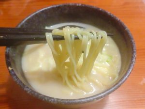 「牛骨チーズ白湯麺」360円