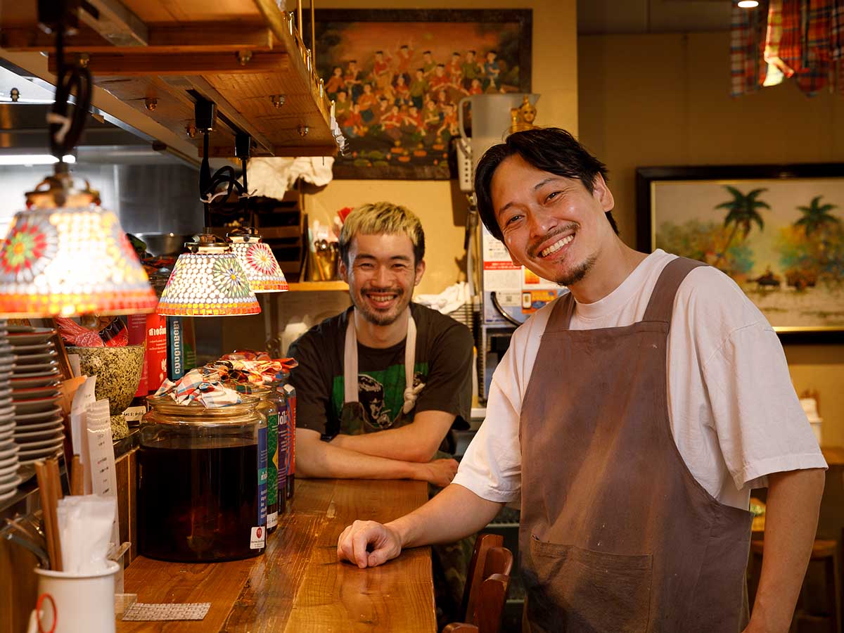 右から店主の宮尾祐平さんとサービスの田所祐亮さん。宮尾さんは三軒茶屋『サイアム・タラート』、『タイ料理コンロウ 恵比寿』を経て『ミャオミャオ』を独立開店した