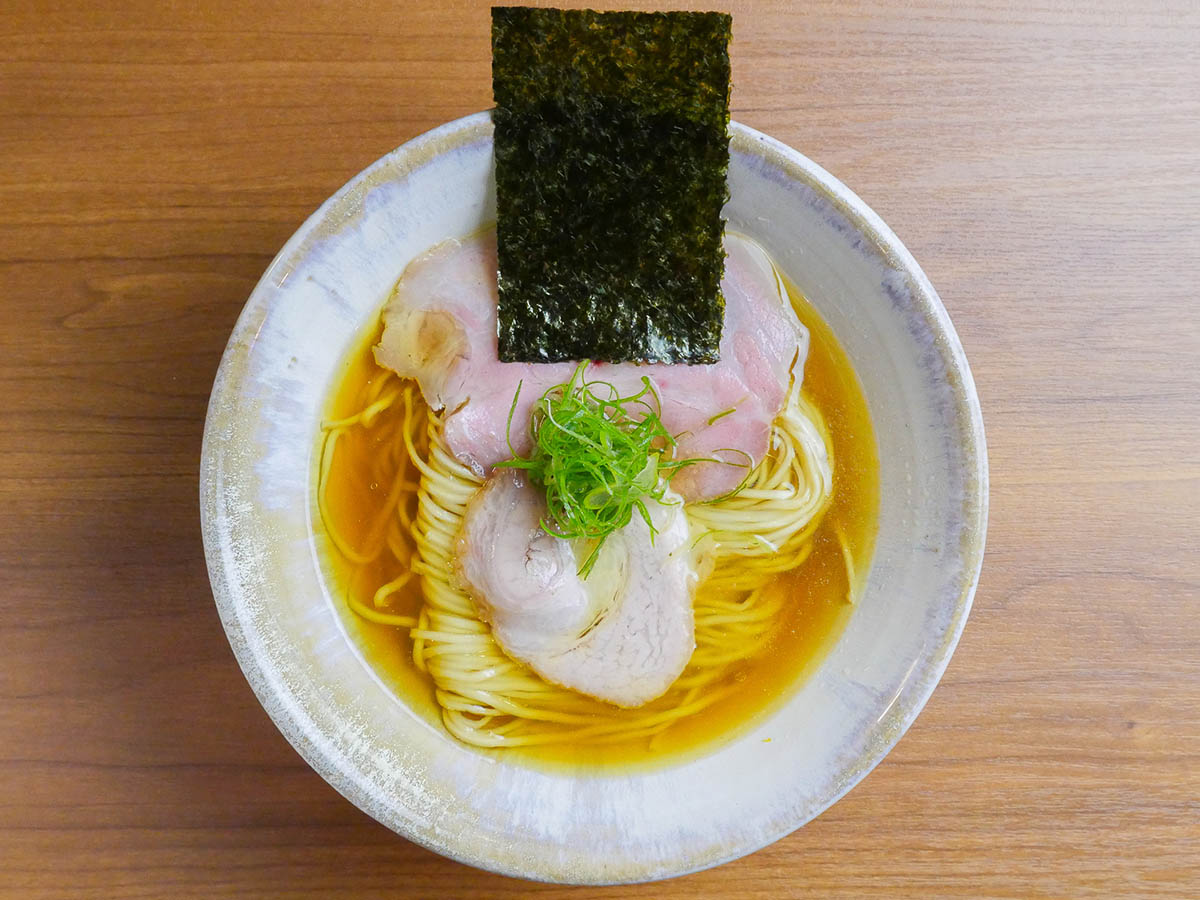 「醤油らぁめん」1200円。連食は禁止。しかしがんばって2度は足を運んで、「醤油らぁめん」と「塩らぁめん」の両方を味わってもらいたい