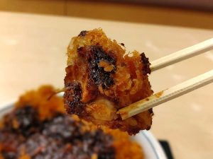 チキンカツは食べやすい大きさにカット。美味しさは不変です