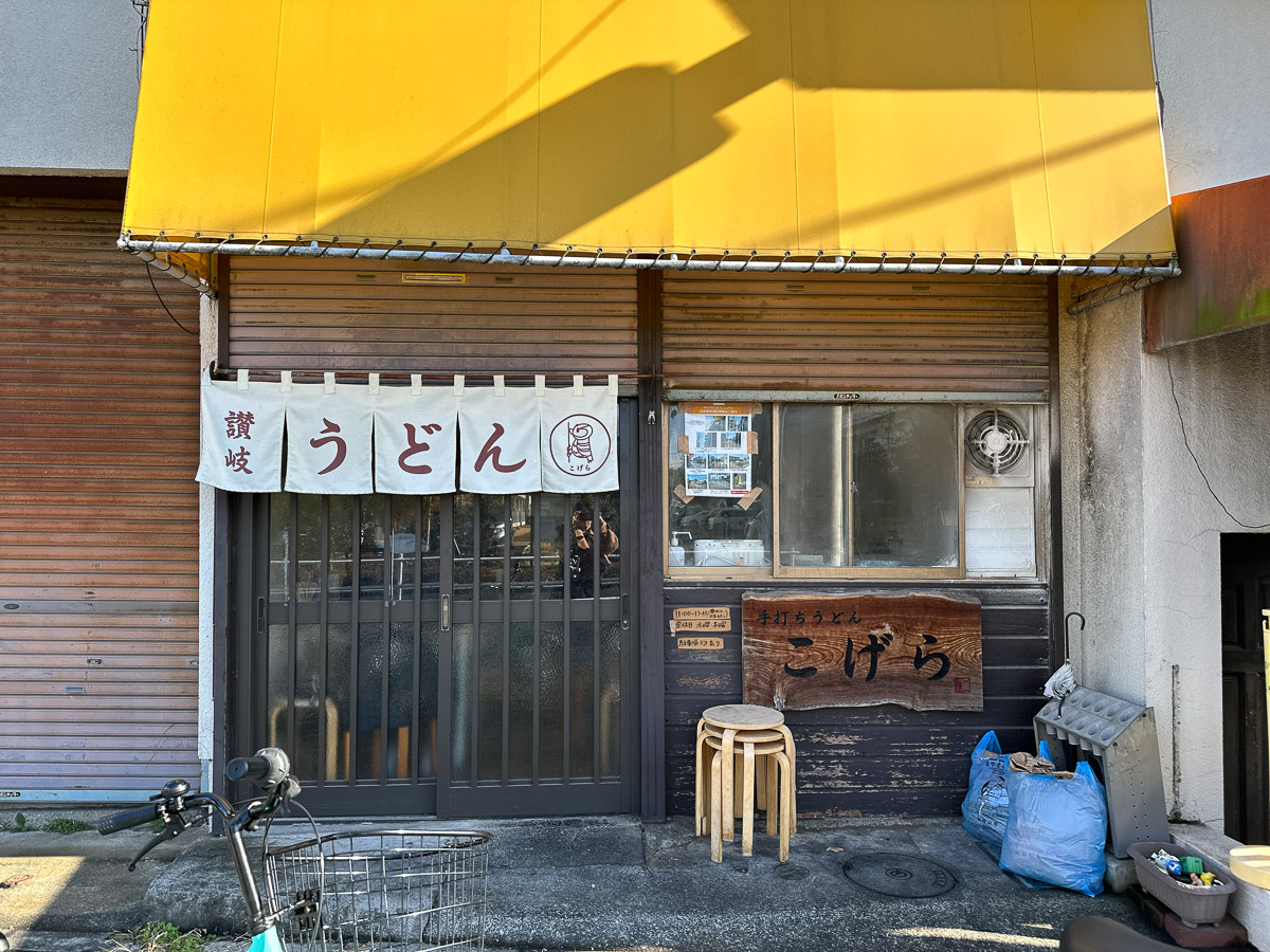 昼の11時～麺がなくなり次第終了と営業時間が短い。新参者なので少し緊張したが、先客と入れ替わりに入店すると、ご主人は笑顔で「好きな席に座ってね～」と声をかけてくれ、ホッと一安心