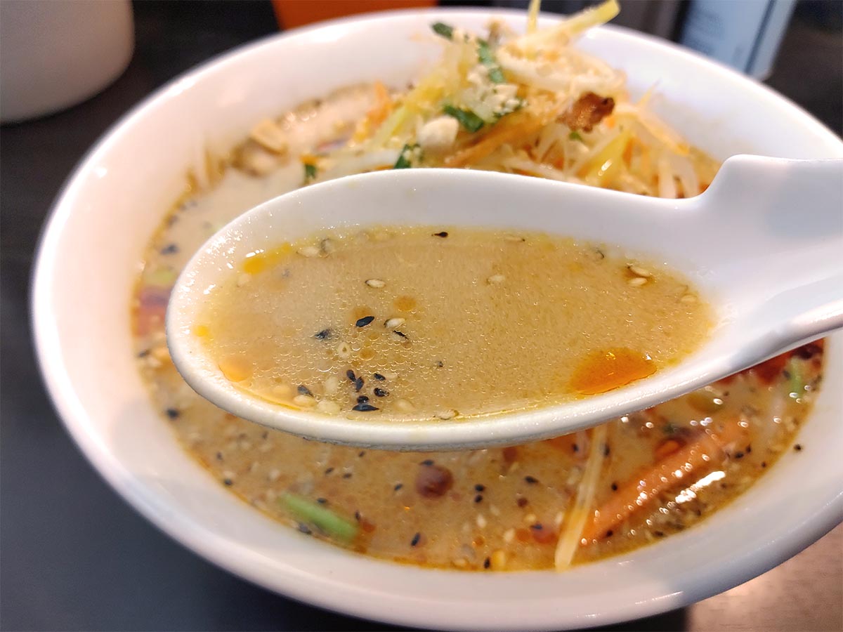 スープは焦がし感と味噌感が弱めで、ごまペーストのコクと甘味が前に