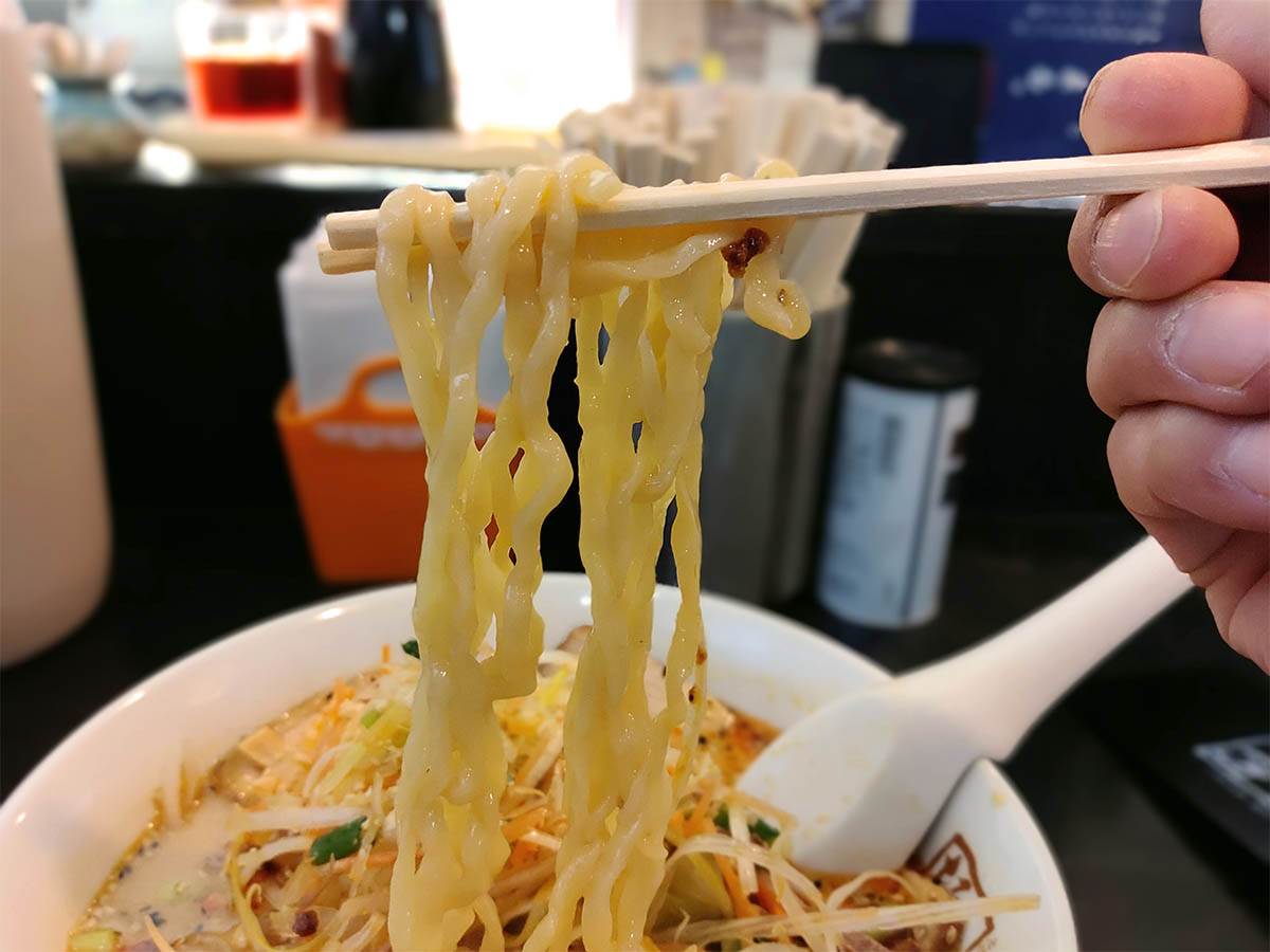 平打ちで縮れた中太麺はお店のラーメンの象徴でもあります