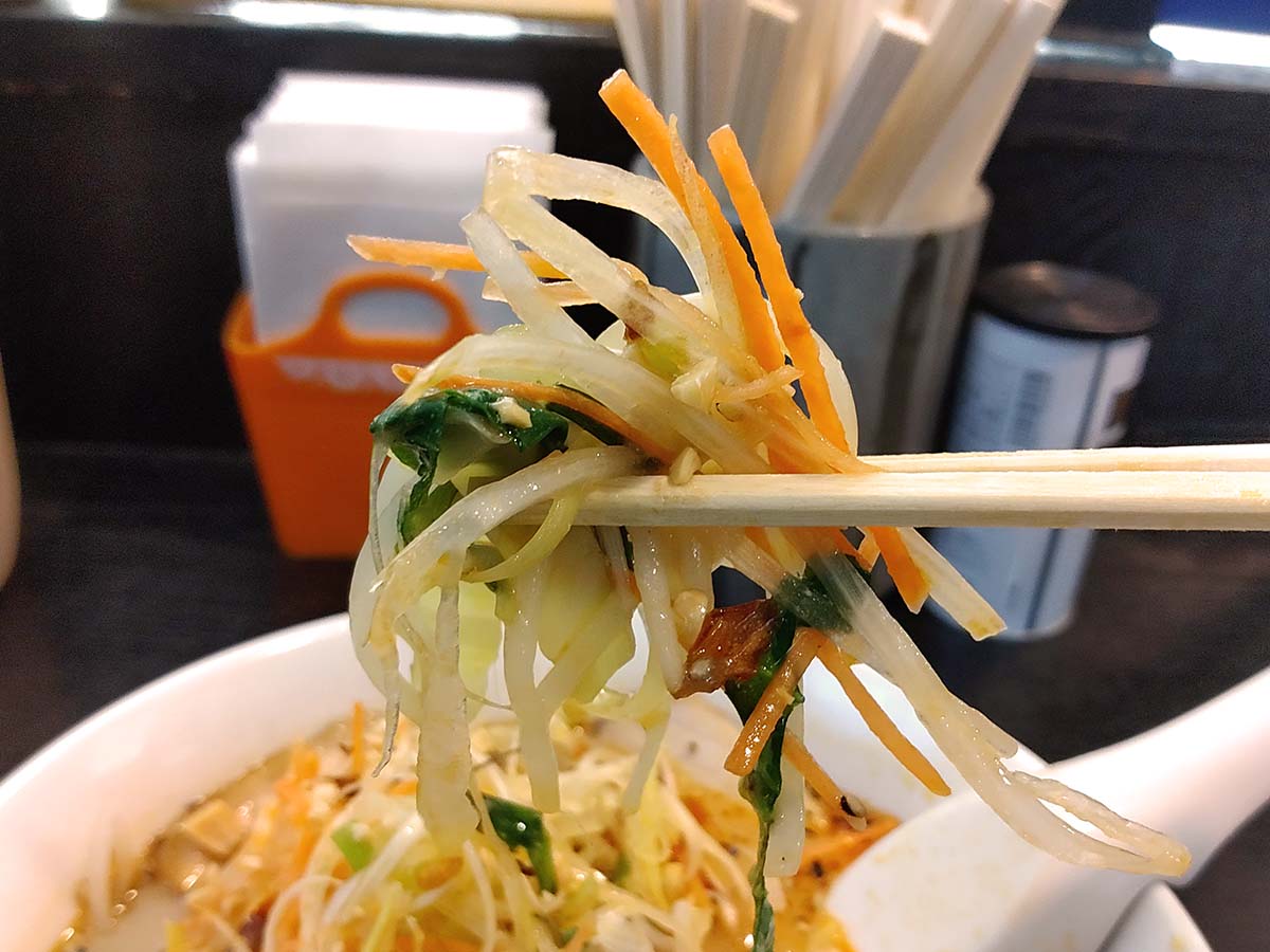 野菜は細切りにカット。シャキシャキの食感が堪りません!