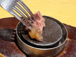 ステーキ肉が冷めてしまった場合でも、別途ペレットに肉を当てれば、さらに焼き付けることができます