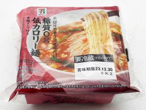 『セブンプレミアム』「糖質0g低カロリー麺 辛麺スープ付き 145g」