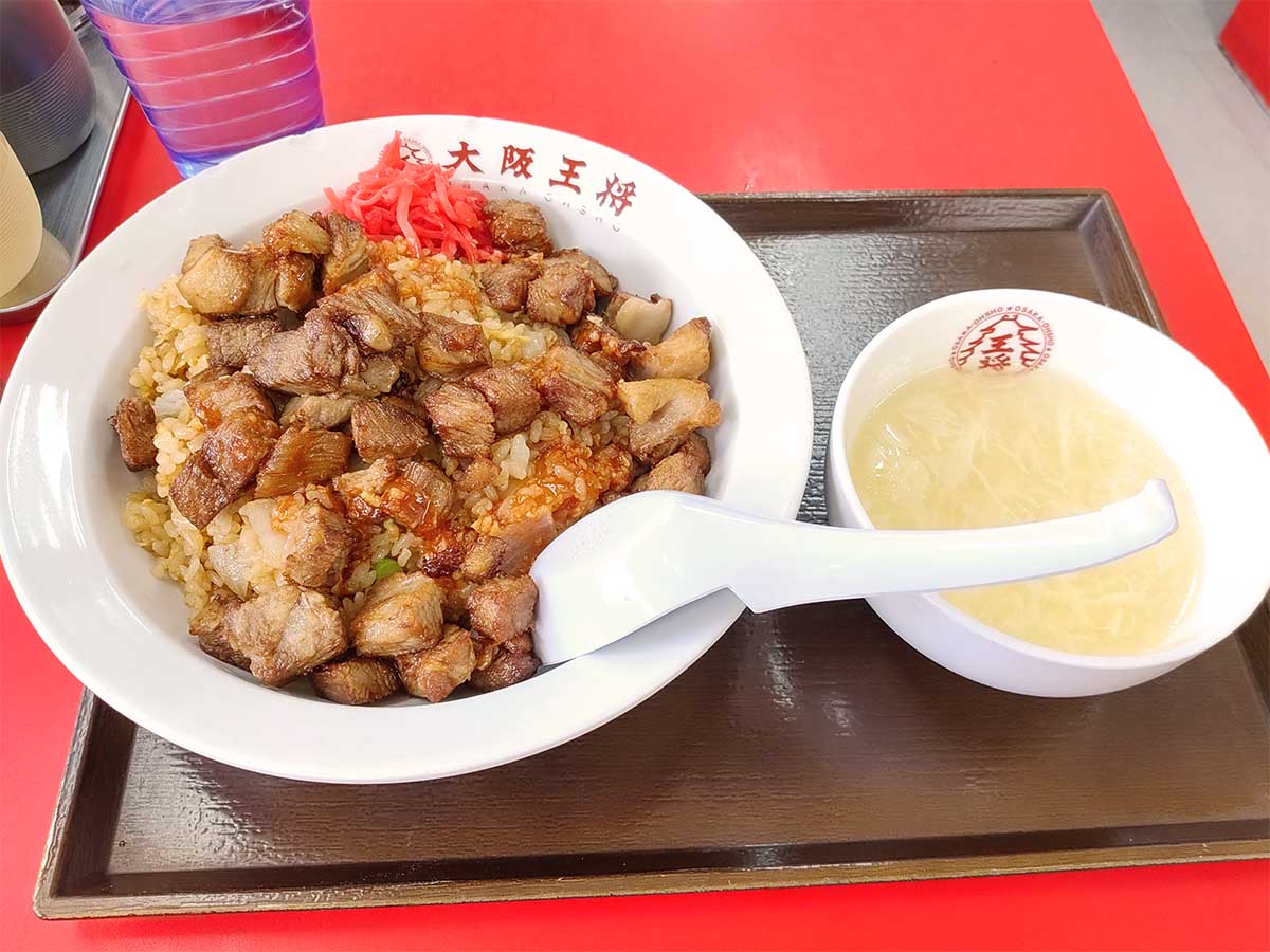 「ニンニク肉肉肉チャーハン」単品1280円(スープ付き・税込)。メニュー写真よりも若干お肉が少な目かな…。