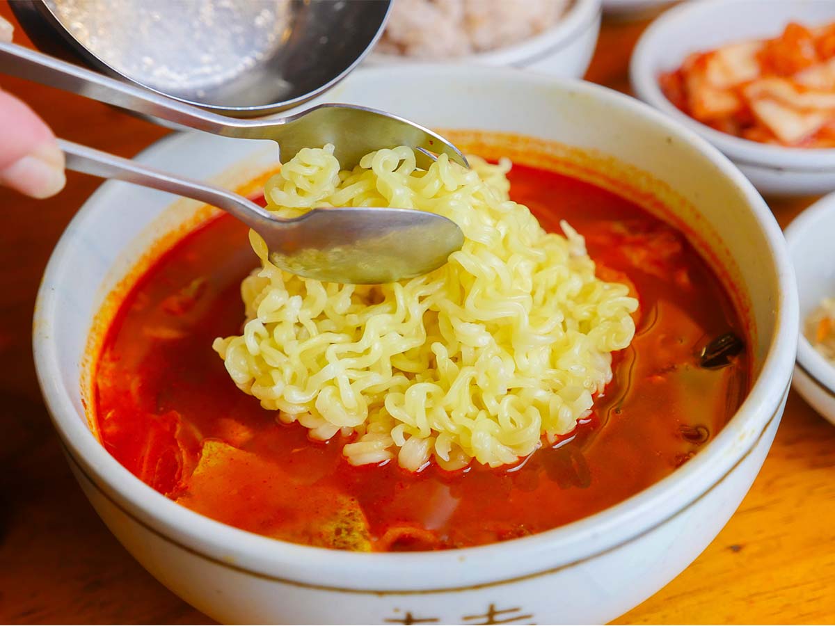 「インスタントラーメン」+100円。これ、絶~対に頼んだ方がいい。より本場の味に近づいた気分になれます