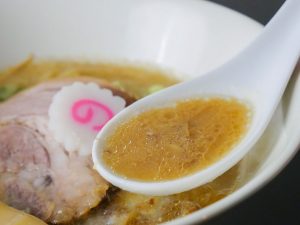 「味噌らぁ麺」のスープ。特徴的な香りと味が堪らない