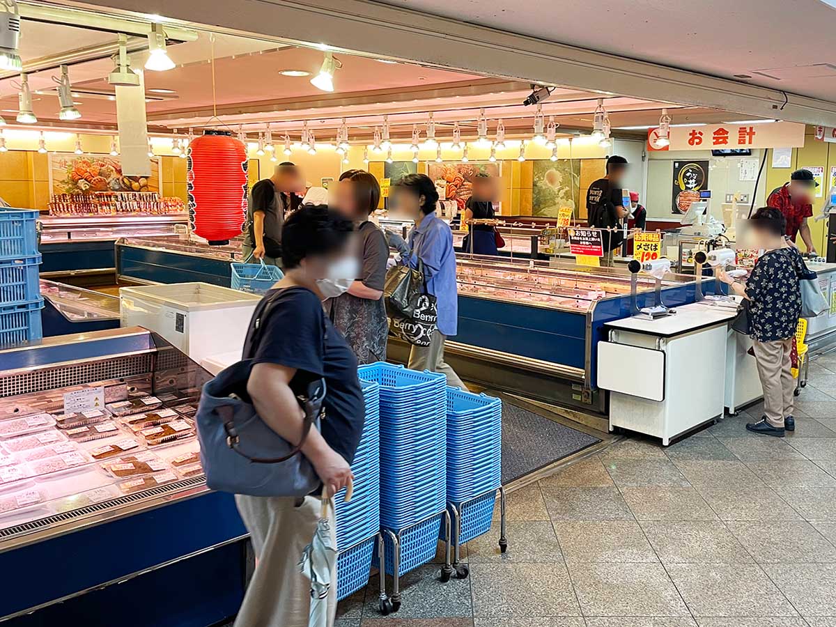 人気の魚屋の中には「寿司」を出している店も多いです