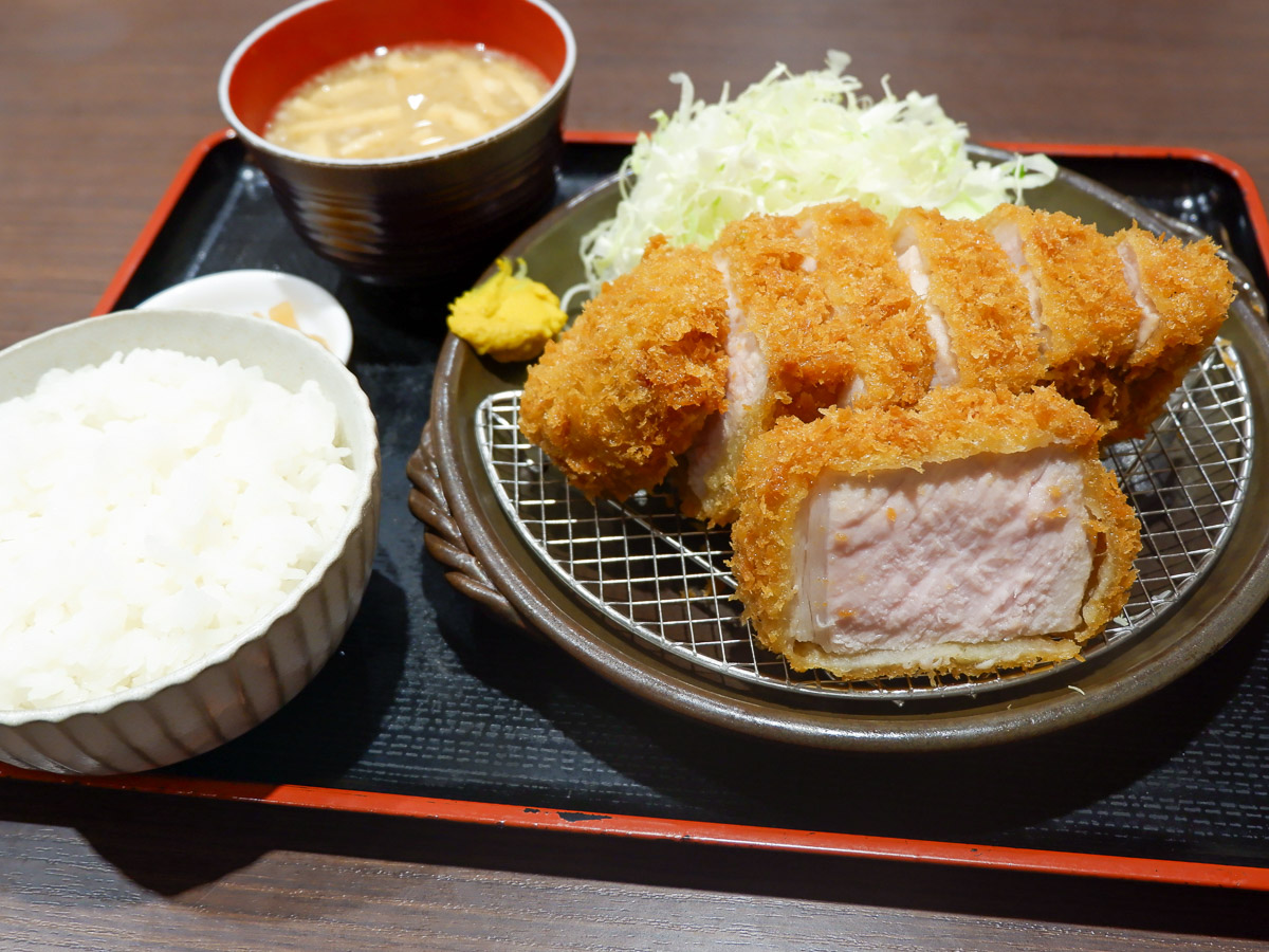 「特選極厚ロースかつ定食」1529円。ご飯、豚汁、浅漬け付き