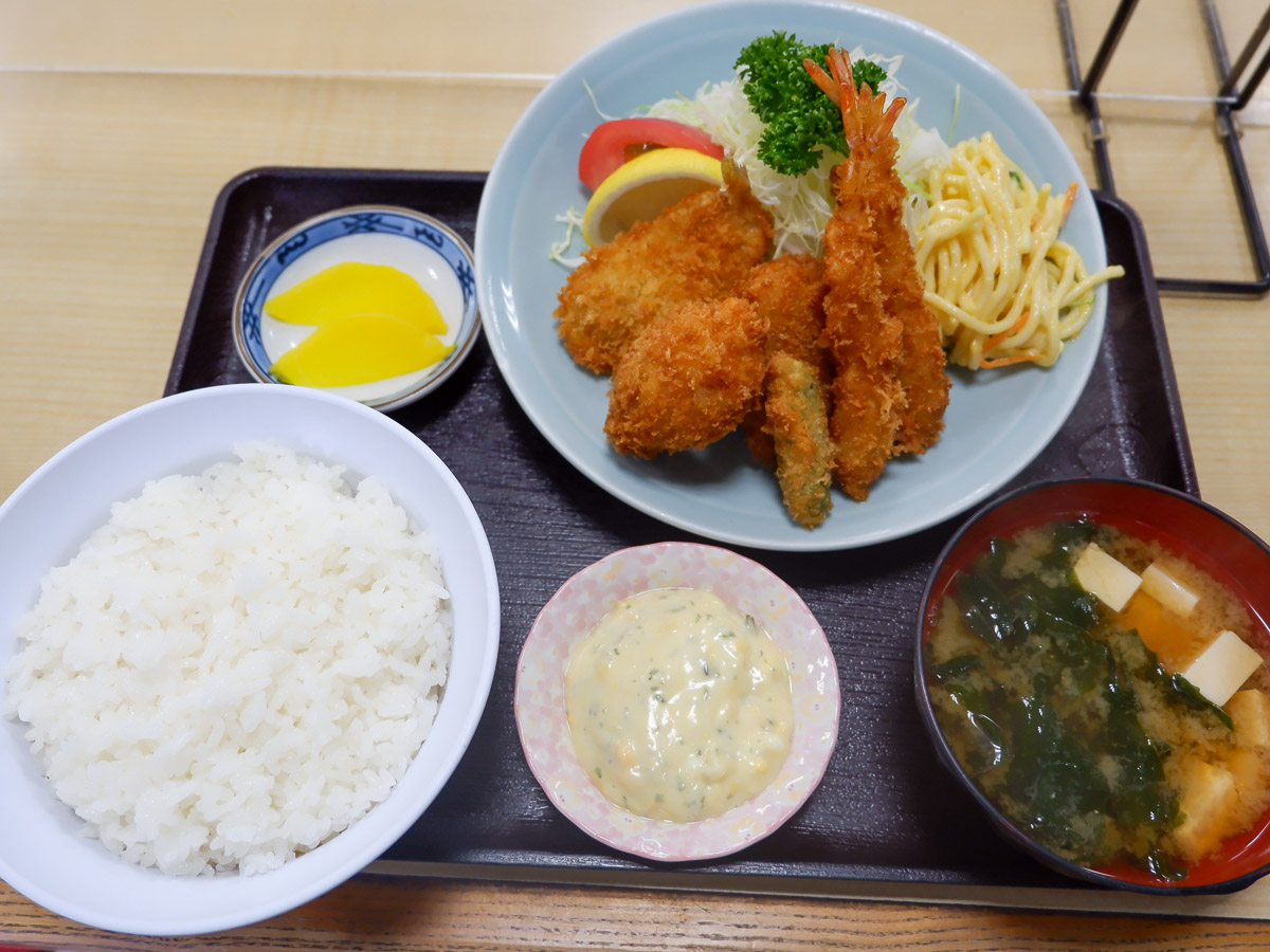 味噌汁・お新香・ご飯付きの「ミックスフライ定食」1030円。フライはエビ2本、白身魚、ホタテ、ヒレカツ、獅子唐。千切りキャベツにスパゲッティ、さらにタルタルソースも付く