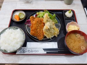 「食べ比べアジフライ定食」1900円。ご飯にみそ汁、漬物のほか、味変用のタルタルソースとおろし山葵がつく