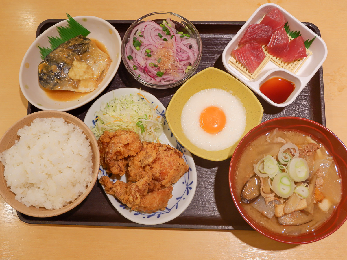 筆者のMY定食。煮鯖、鶏のから揚げ、マグロぶつ、オニオンサラダ、山芋とろろ、白いごはん、豚汁。おかずは店員さんにお願いするとレンジで温めてくれます