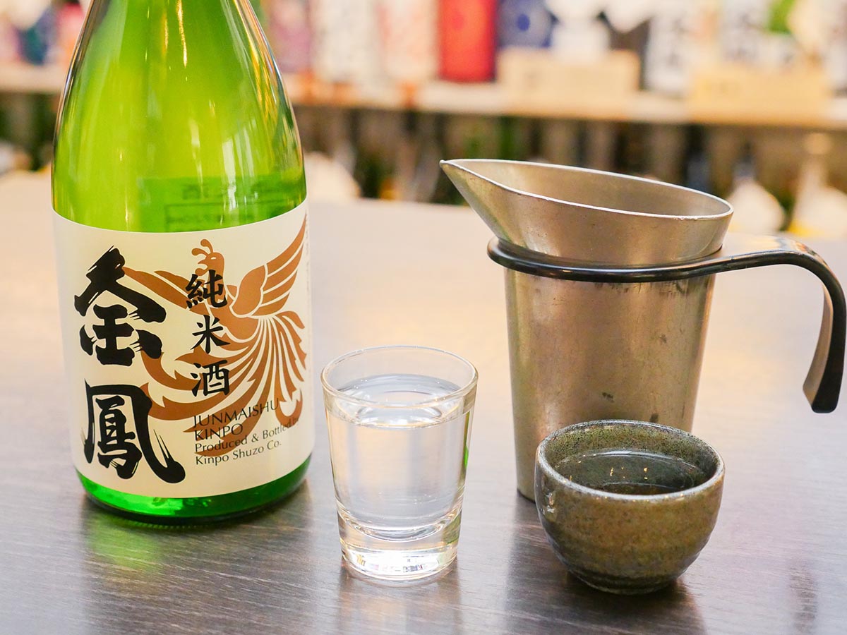 「純米酒 金鳳」アルコール度数15%、精米歩合60% 1杯300円、720ml 1320円、1800ml 2640円