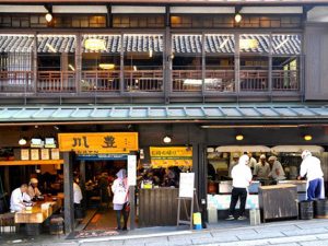 歴史建造物でもある『川豊 本店』の外観