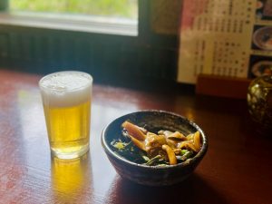 「山菜」400円。ビールとつまみで蕎麦を待つ時間がいい