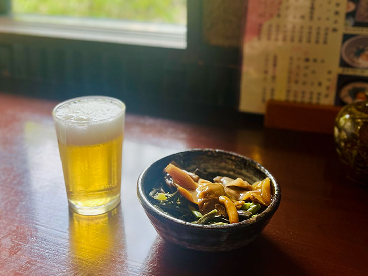 「山菜」400円。ビールとつまみで蕎麦を待つ時間がいい