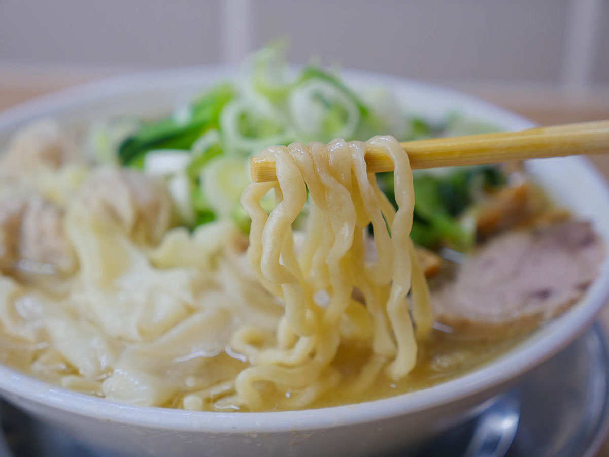 程よい縮れ感でスープをしっかりキャッチする『三河屋製麺』の特注麺。「三河屋さんいわく、他ではあまりない配合の麺だそうです」と船越店主