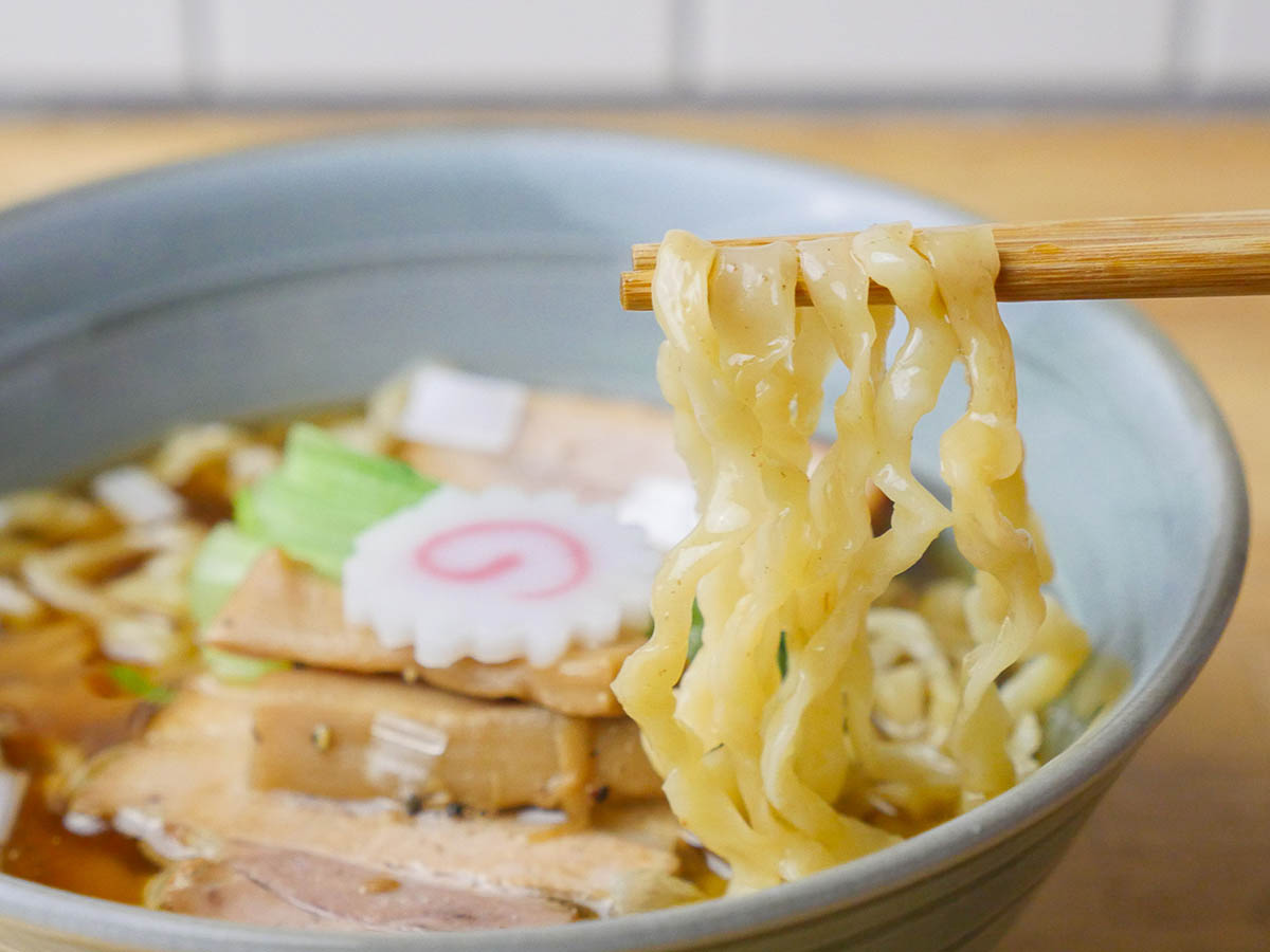 スープと阿吽の呼吸を奏でる「だしそば」の麺