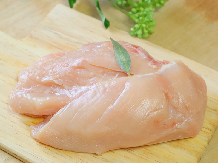 高たんぱく低脂質の鶏むね肉©YOU_KAZ/photoAC