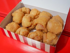 からあげグランプリ・金賞受賞の塩からあげ12個（2050円）。8個以上になると紙の箱に入れてくれる