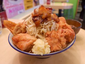 デカ盛りすぎる「茶色丼」。どう見ても二郎系。からあげ8個、もやし、ニンニク。もやしの上にはアブラが鎮座