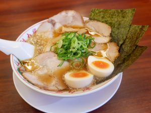 「特製醤油全部のせラーメン」。のどごし良好な中細麺は小麦の旨みも感じます