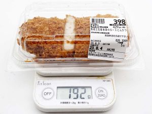 『ピーコック（イオン）』の「熟成三元豚使用のロースとんかつ」430円。重量は約192グラムでした