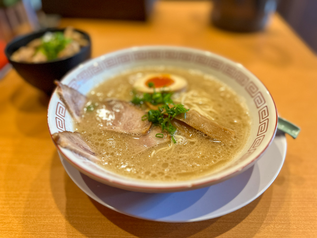 左奥：「もつまんま」（小）と「群馬豚骨だるまラーメン」