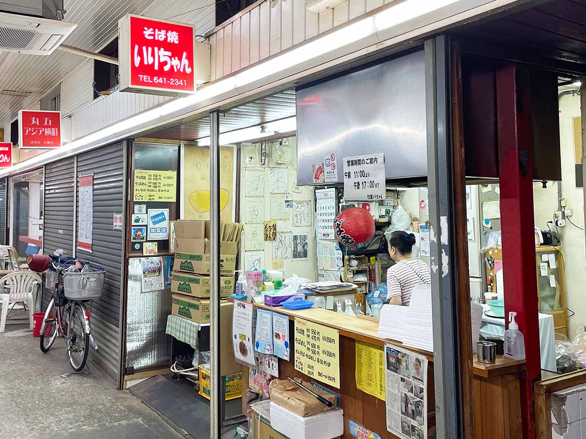 開放的な店構えが、いかにも関西的でシビれる『そば焼き いりちゃん』