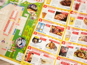 会場マップと出店の説明入りの新聞が配られています