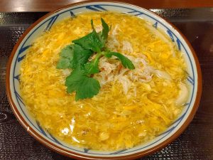 こちらが2店舗目で無事に巡り合えた「かに玉あんかけうどん」並890円（税込）