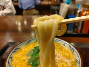 うどんは冷水で締めず、釜揚げから直接つゆへ。食感はふわっともちもち