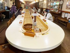 店内にはカウンター席になっていて、テーブルの中央には川が流れている