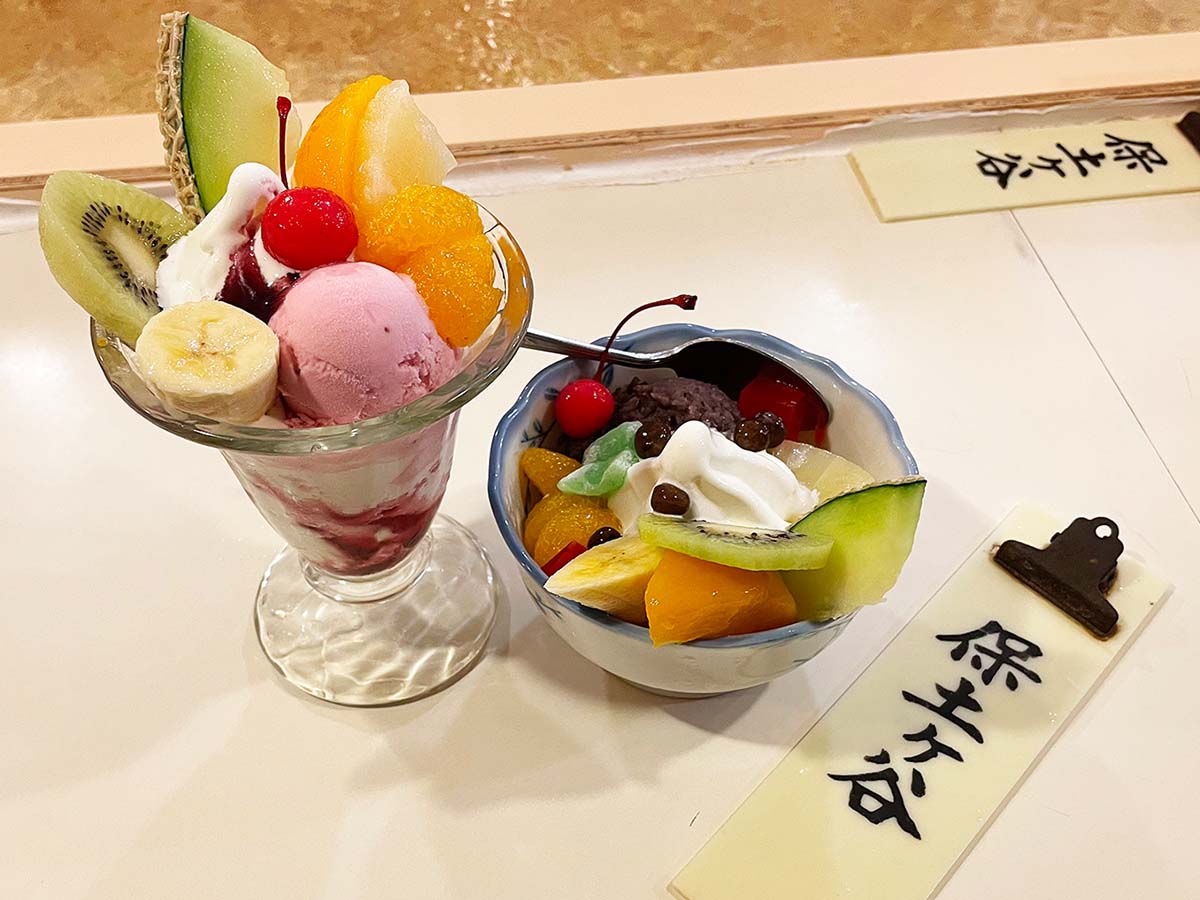 川の流れに乗ってサーブされた「フルーツパフェ」800円、「スペシャルクリームあんみつ」580円(※価格は共に税込)