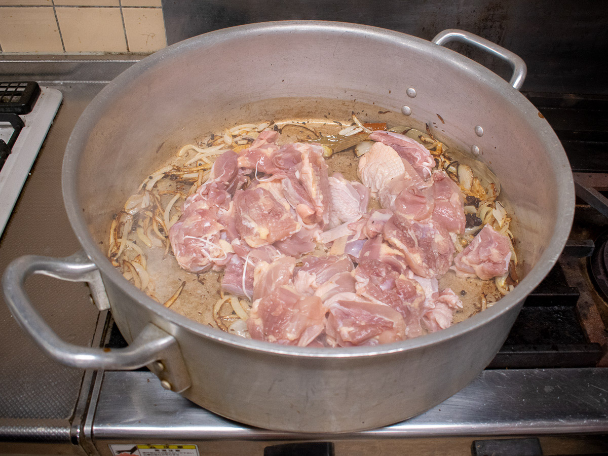 鍋に鶏肉を投入します