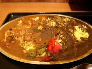 カレーLサイズ（マッハチキン煮込み ＋ ブラックビーフカレー）1000円