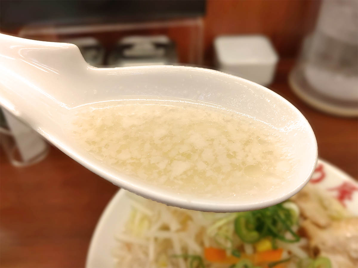 透き通ったスープに背脂が浮かびます。すっきりしながら力強い味わいです