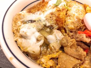 カツ丼・牛丼・親子丼が一体化！？ 話題の「かつやのトリプルカツ丼」を食べてみた！