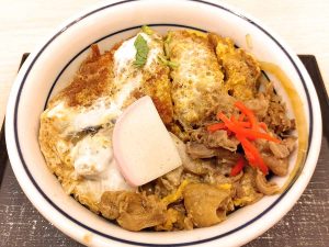 「かつやのトリプルカツ丼」869円（税込）。メニュー写真より若干ショボ目？