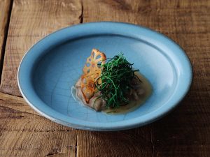 「がめ煮 ドゥルワカシー」は、九州の郷土料理である煮物「がめ煮」のスッポンバージョンと、沖縄名産の田芋（タウム）を使った沖縄の伝統的な煮物「ドゥルワカシー」が見事に一体化