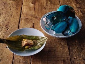 その鮮烈な美味しさに会場のボルテージが一気に高まったのが「イラブチャー」。沖縄の代表的な食用魚であるイラブチャー（ナイヨウブダイ）をタイカレーペーストに漬け込み、月桃の葉に包んで蒸し焼きにしたもの