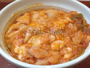 新しいなか卯の親子丼は韓国風味！？ ニンニク香る「旨辛親子丼」を食べてみた