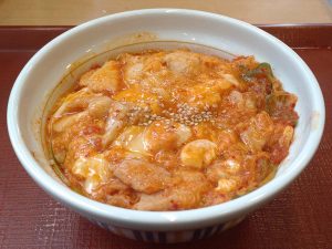 「旨辛親子丼」小盛450円、並盛490円、大盛560円（※価格はすべて税込）