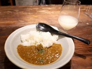 「神亀純米活性にごり」450円＋「山中特製 キーマカレー ハーフサイズ」380円