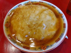 「出てこいやー天津飯（スープ付き）」860円（税込）。大盛りは＋120円（税込）