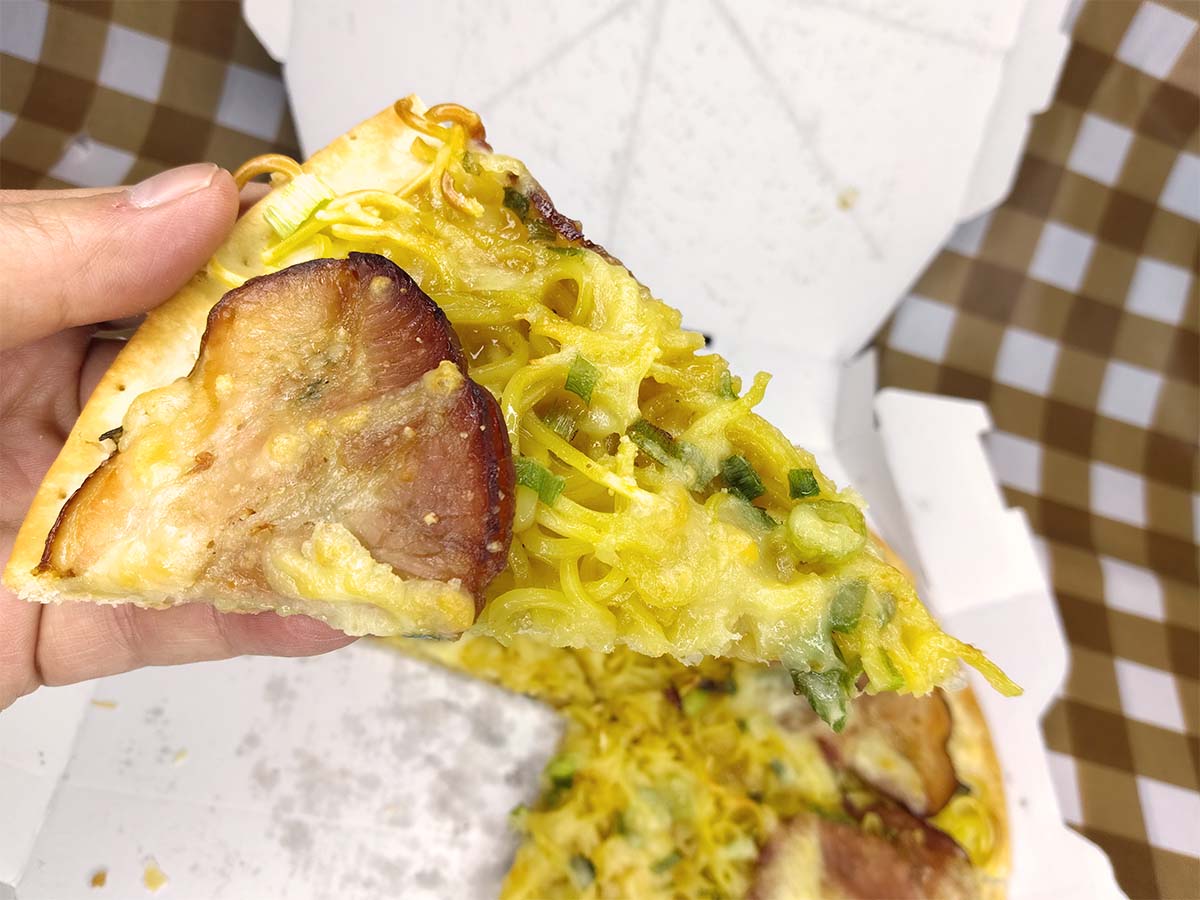 ピザの中にラーメンが確実に存在。摩訶不思議だけど…美味しいんです!