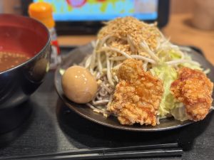 「好し郎蕎麦 野菜増し盛りつけ汁蕎麦（から揚げ・味玉付き）」1000円