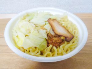 ラーメン二郎越えの999kcal！ 話題のチルドラーメン「麺たっぷり 背脂醤油まぜそば」を食べてみた